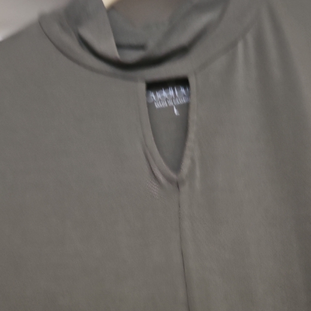 Cuddle Duds Mock Neck Key Hole Tank Top Army Green. Excellent Condition Size L